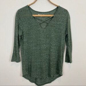 Mudd || 3/4 Sleeve Criss Cross V-Neck Top; Size M